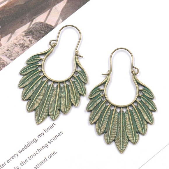 **COSETTA* Vintage Leaf Design Fashion Earrings - Picture 3 of 5